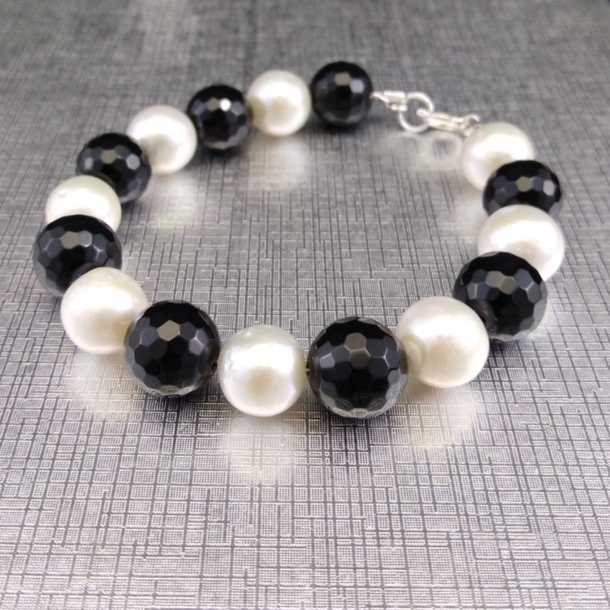 A decorative set made of real round white pearls and black agate KP17