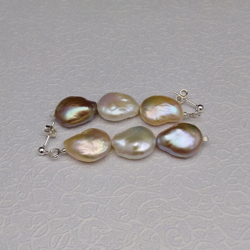 Hanging earrings with 15 mm coin-colored pearls on the PKW21MIX stick