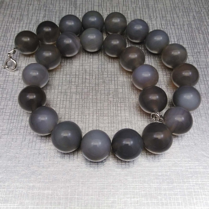 Agate necklace 16 mm gray round 43 cm KN26