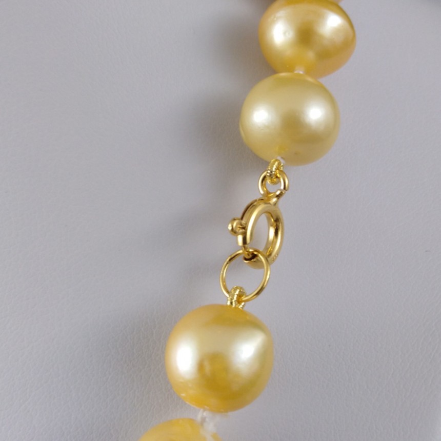 Necklace made of real round pearls with golden color 45 cm PNS30
