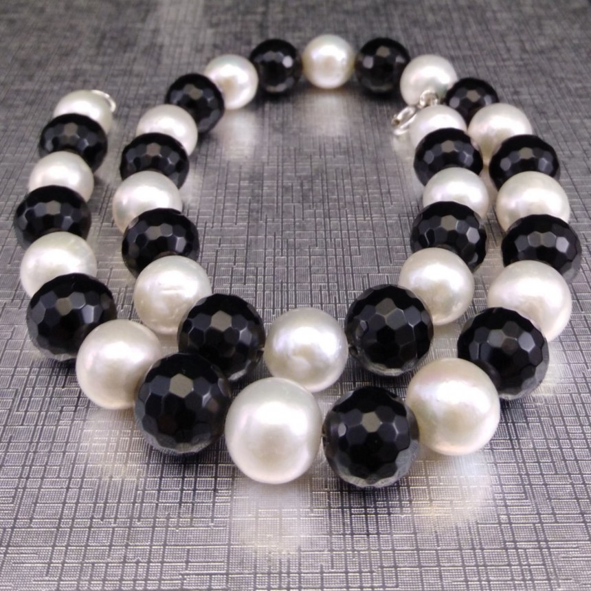 Decorative necklace made of real pearls and black agate 45 cm PN17