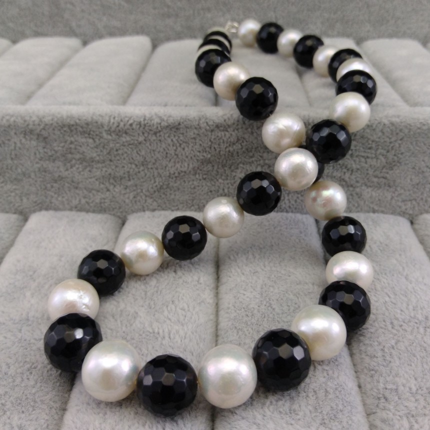 A decorative set made of real round white pearls and black agate KP17
