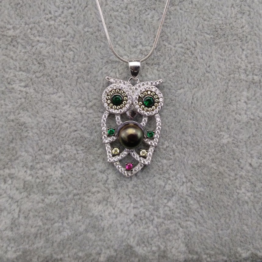 Silver pendant with a pearl and zircons in the shape of an owl PGW06
