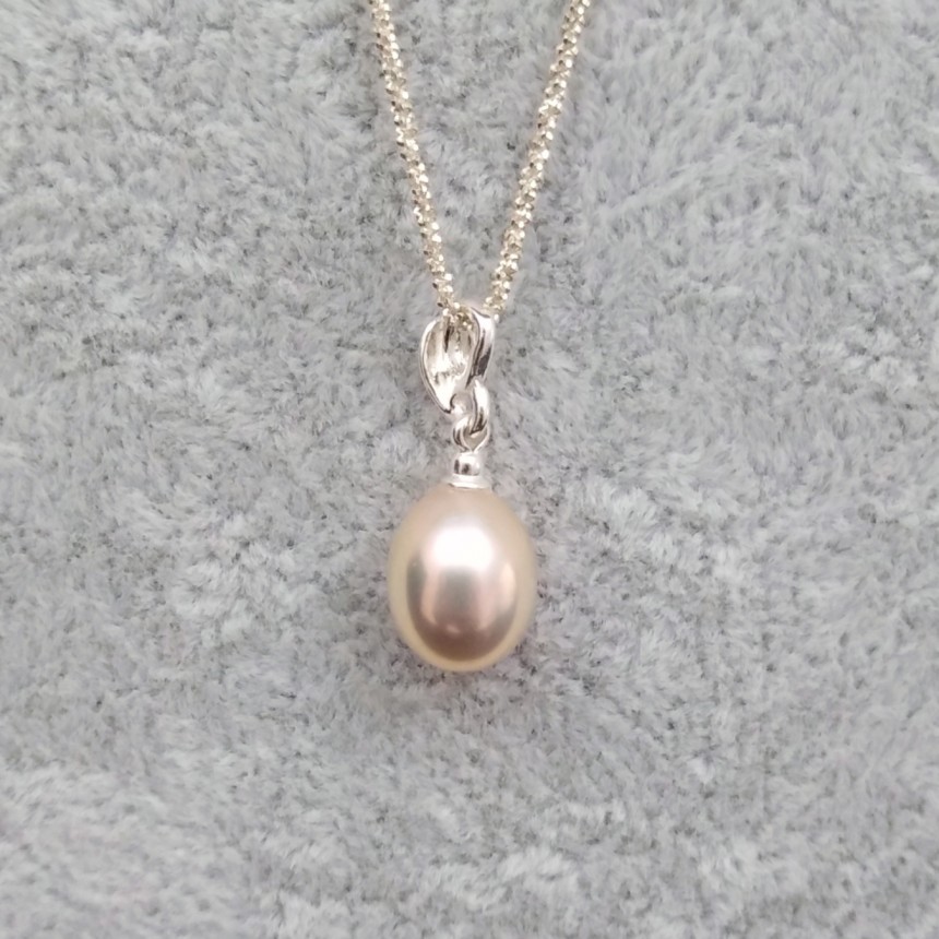 Pendant with a golden teardrop-shaped pearl 10 mm PW36-D